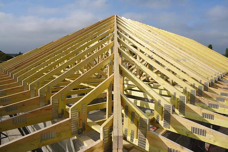 Entreprise de charpente à Alençon : comment construire une charpente en bois ?